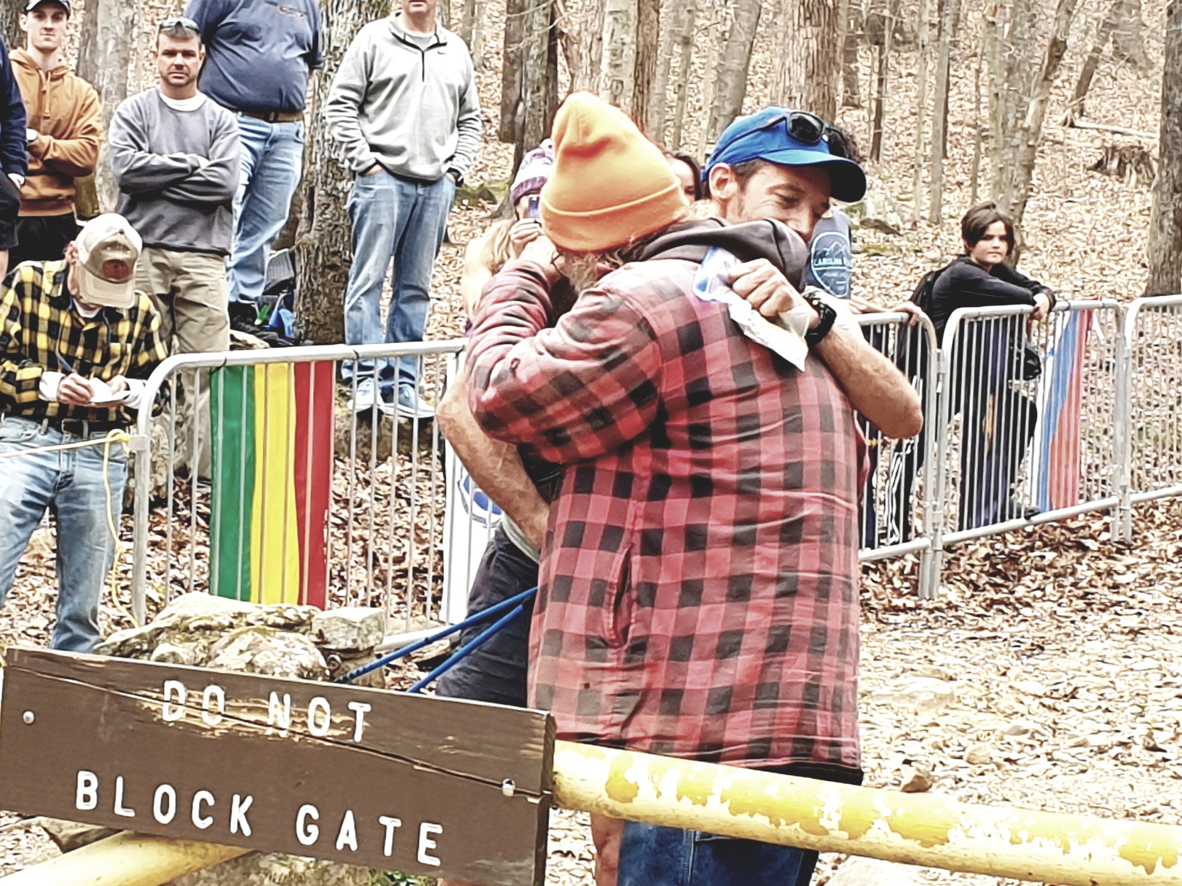 Accolade entre Jared et Laz